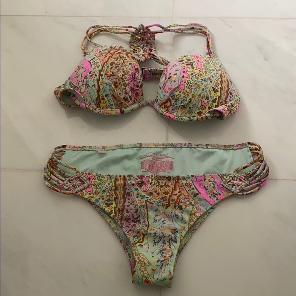 Victoria Secret bikini - Picture 3 of 8